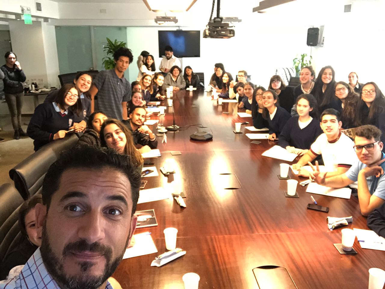 Tombolini con estudiantes
