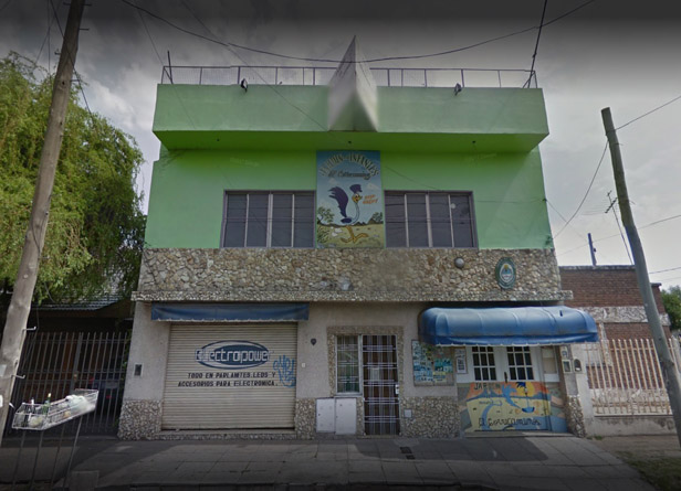 antena cancerigena en un jardin