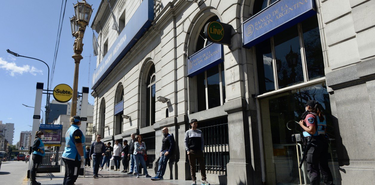 unos-pocos-clientes-hacen-cola___7qIdtKzWv_1256x620__1