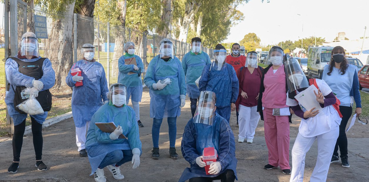 trabajadores-de-la-salud-realizan___HtB8trG4h_1256x620__1