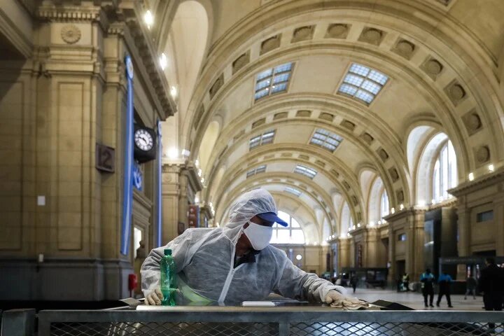 un-trabajador-limpia-el-mobiliario___Acbvhj9BW_720x0__1