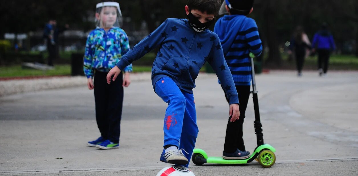 ninos-jugando-en-parque-rivadavia___mtZqaEFfN_1256x620__1
