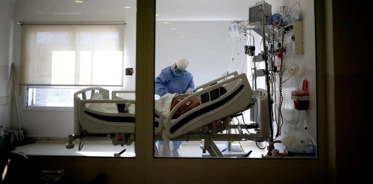 un-paciente-con-coronavirus-siendo___2kYTJ6lcY_1256x620__3