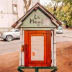 Un buzón que guarda historias frente a la casa de Cortázar en Agronomía