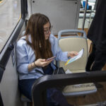 Transporte sustentable en acción durante una jornada de demostración urbana