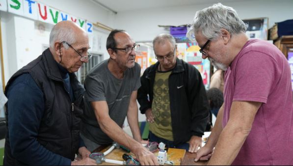 El programa SecundarT ofrece una propuesta flexible para adultos que trabajan y quieren completar sus estudios