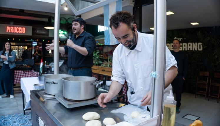 Vuelven las clases de cocina a los mercados con sabores de España y Perú