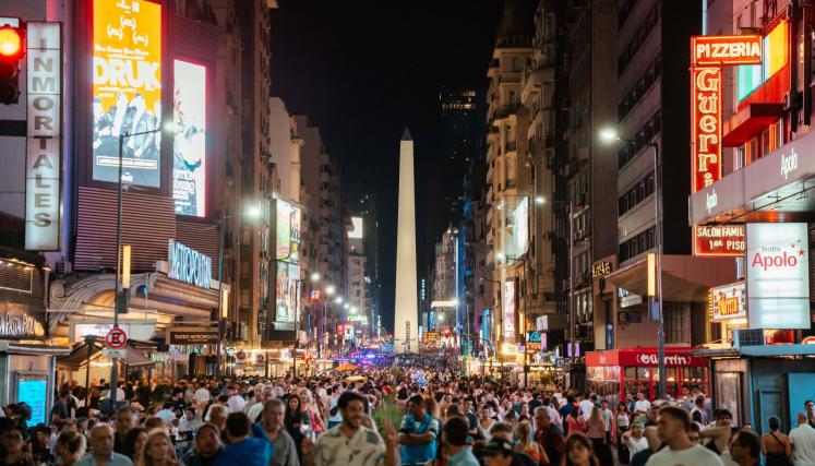 Corrientes no duerme: boleros, cine y comida hasta las 3 de la mañana