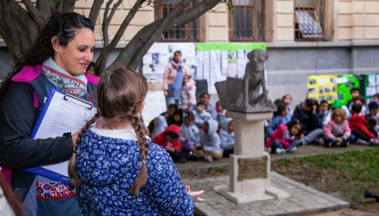 El Instituto Bernasconi celebró el Día del Animal con una emotiva jornada junto a la estatua del perro abandonado