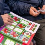 Figuritas del Mundial: plazas, esquinas y comercios vuelven a llenarse de intercambio