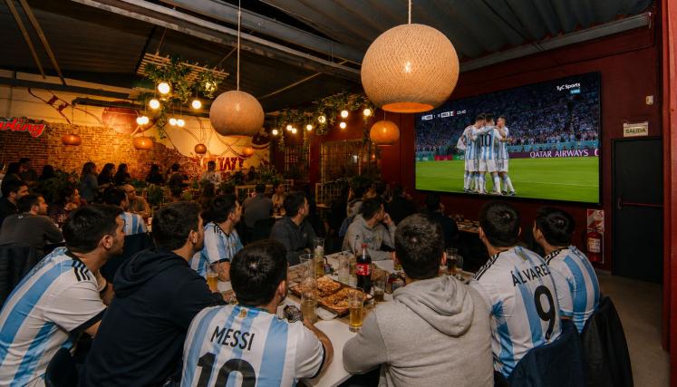 Entre goles y promociones, los bares porteños viven su propio Mundial