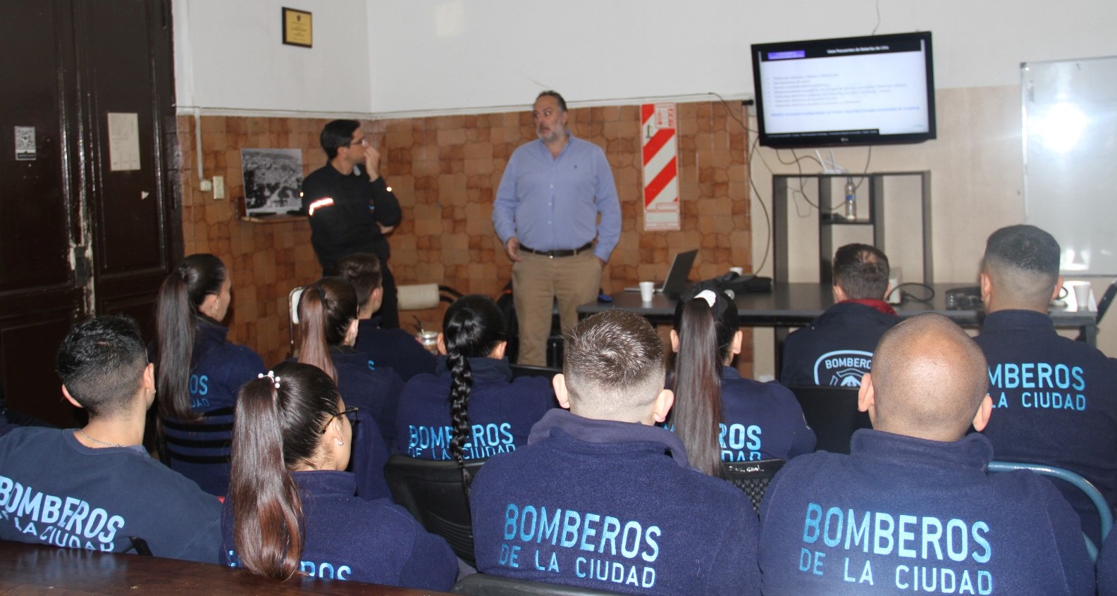 Bomberos porteños se capacitaron para actuar ante incendios con baterías de litio