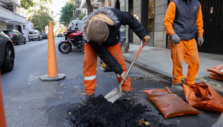 Asfalto frío para reparar baches en la Ciudad