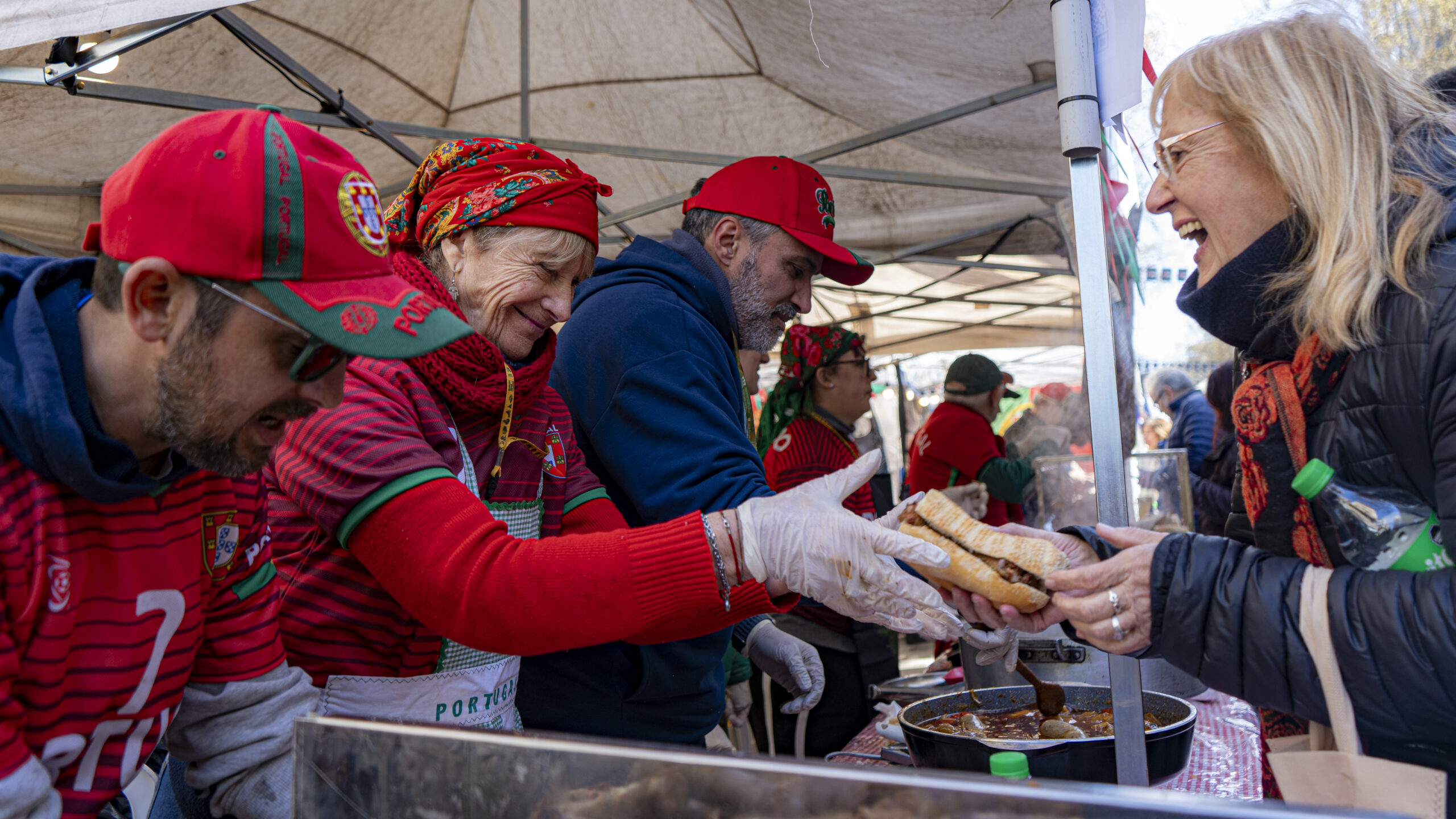 Más de 100 mil personas celebraron a las colectividades