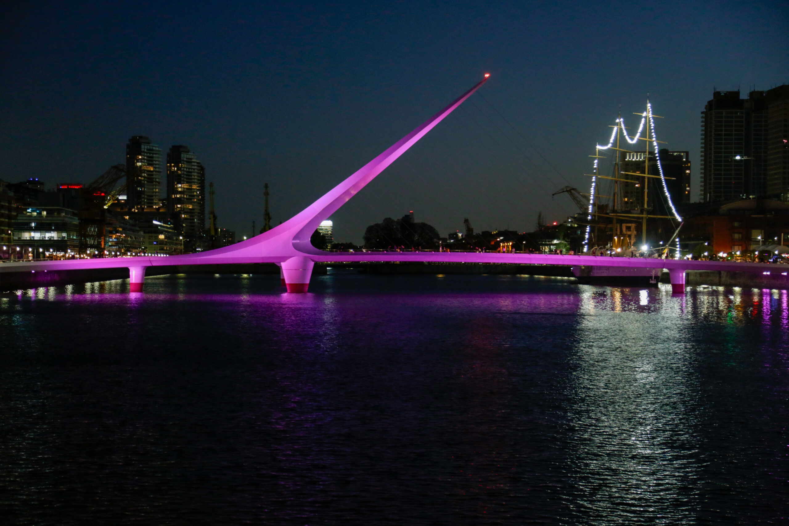 La Ciudad iluminó cinco monumentos por el cáncer de mama